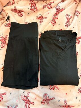 Black Women's Scrub Set - Comfortable V-Neck Top & Cargo Pants